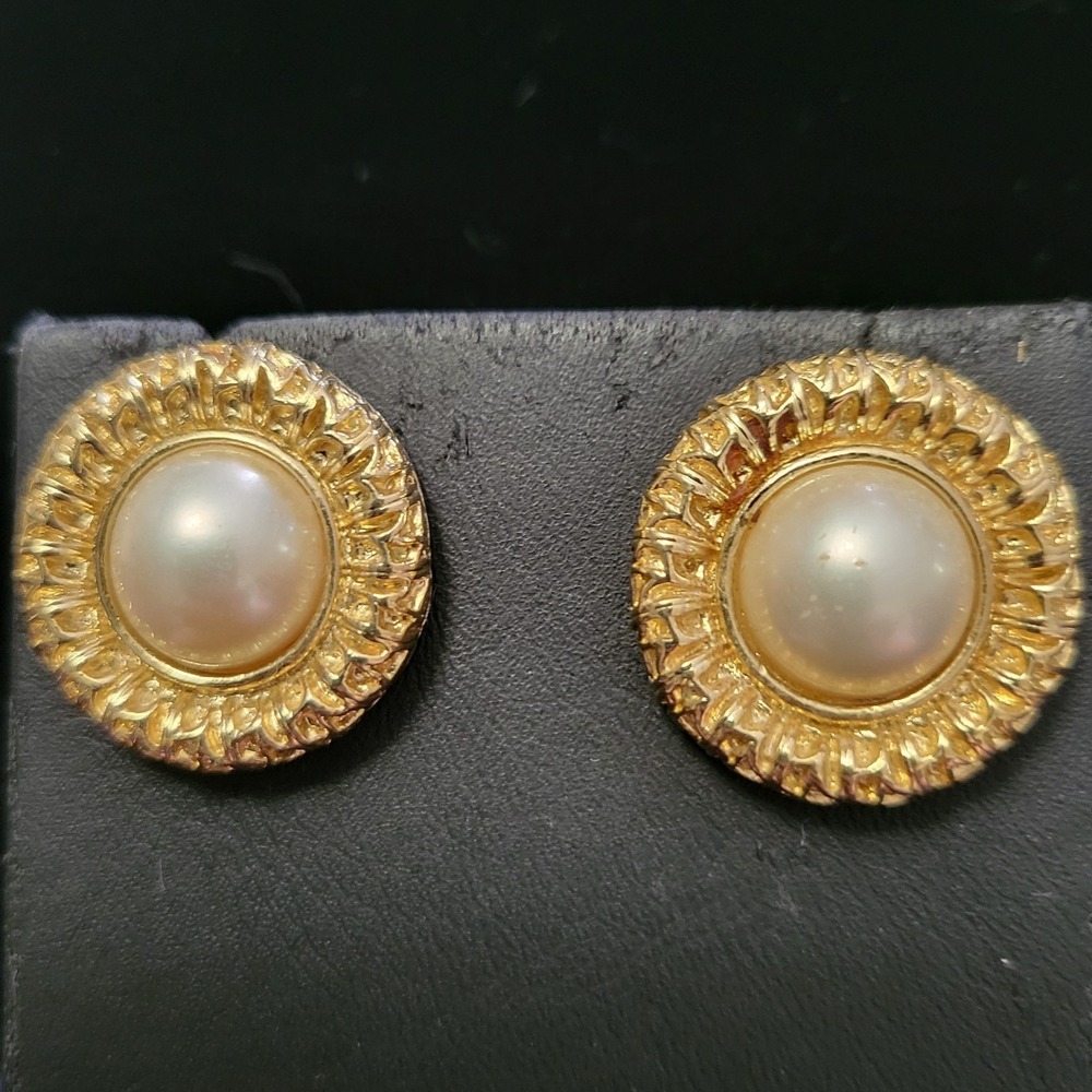 Vintage TRIFARI Signed Round‎ Faux Pearl  Gold Tone Filigree Stud Earrings AS IS